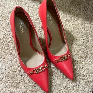 Michael Kors Brand NEW red coral gold logo Tiffanie pumps heels size 7.5